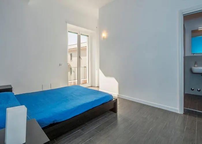 Bed and Breakfast Bed & Puppets